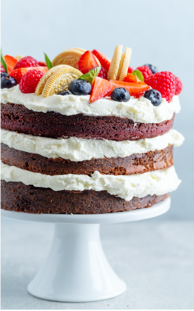Gâteau chocolat avec crème et fruits rouges