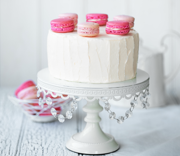 Gâteau crème Maison Gisèle décoré de macarons roses