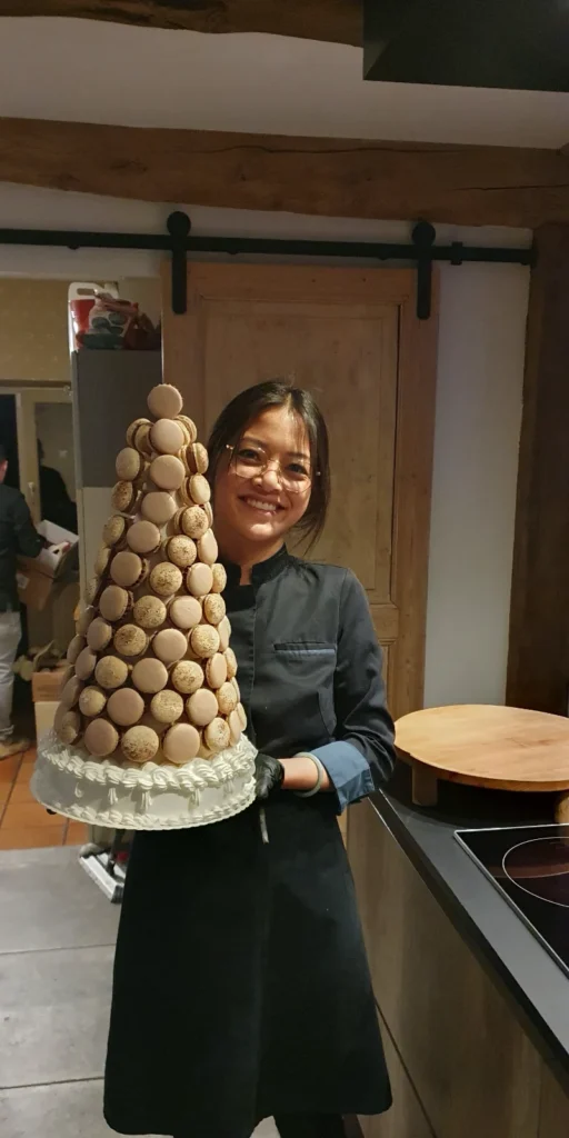 Thi Hien de Maison Gisèle tenant une pyramide de macarons