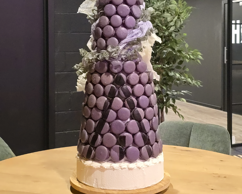 Pyramide de 100 macarons Maison Gisèle pour réception et table de desserts