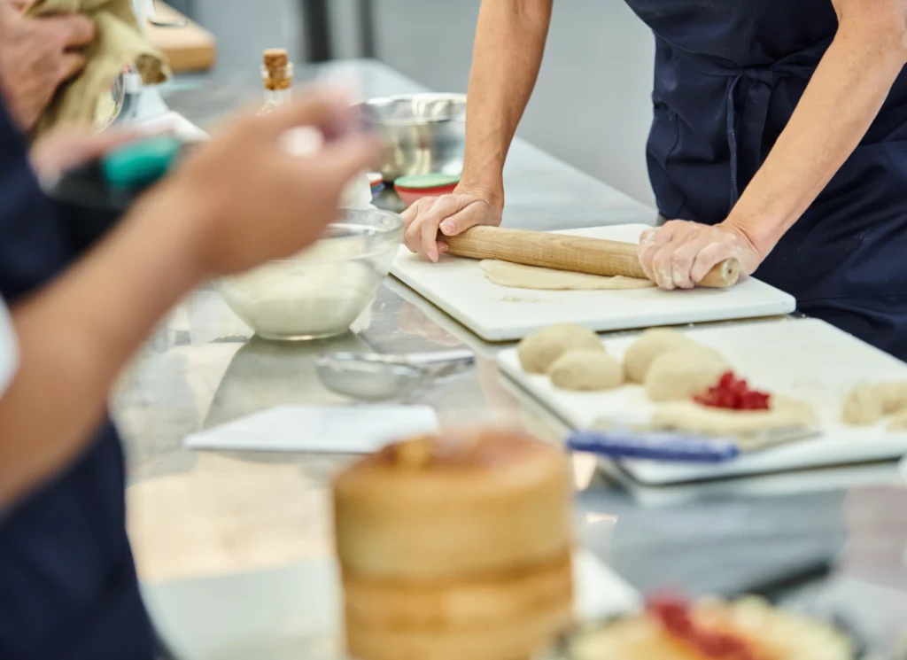 Atelier team building pâtisserie avec préparation de pâte