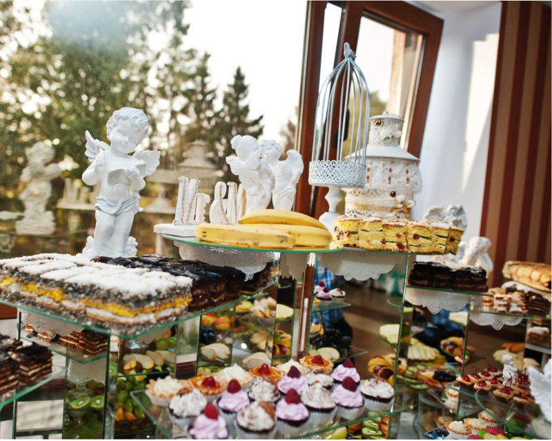 Buffet de pâtisseries pour événement avec mignardises et gâteaux