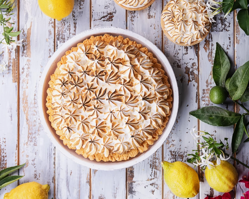 Tarte citron meringuée décorée de meringue dorée