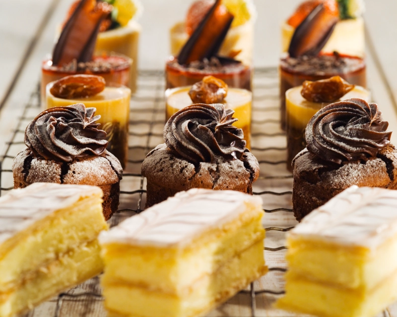 Assortiment de petits gâteaux et entremets individuels
