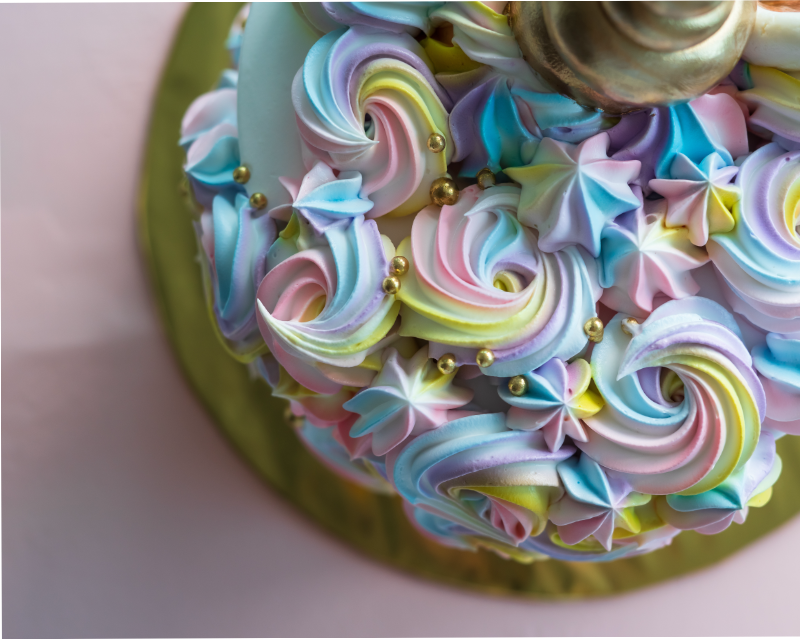 Gâteau d’anniversaire coloré avec crème pastel et perles dorées