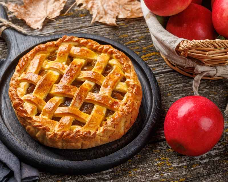 Tarte aux pommes à croisillons avec pommes rouges