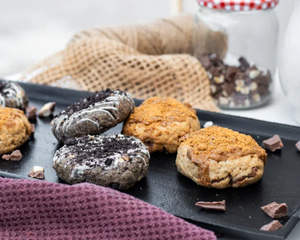 Cookies oreo et speculoos lotus faits maison par Maison Gisèle pâtisserie sur plateau décoration