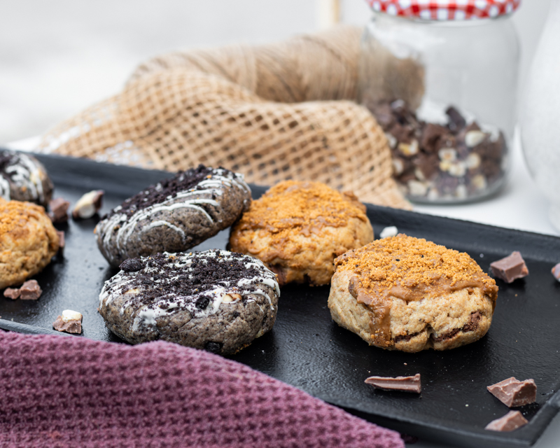 Cookies oreo et speculoos lotus faits maison par Maison Gisèle pâtisserie sur plateau décoration