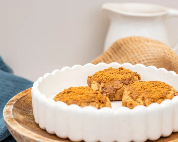 Cookies speculoos lotus faits maison par Maison Gisèle pâtisserie sur plateau décoration