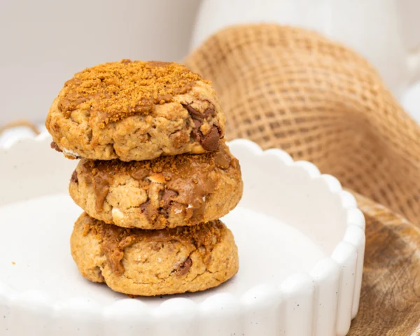 Cookies speculoos lotus faits maison par Maison Gisèle pâtisserie sur plateau décoration