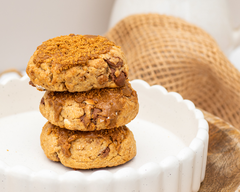 Cookies speculoos lotus faits maison par Maison Gisèle pâtisserie sur plateau décoration