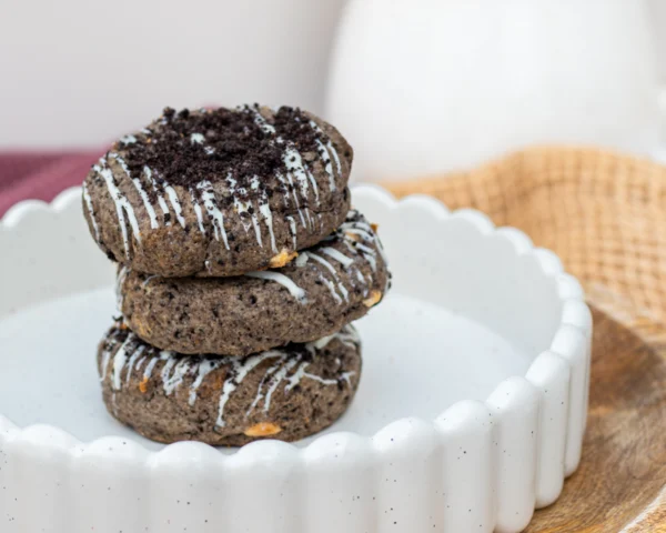 Cookies oreo faits maison par Maison Gisèle pâtisserie sur plateau décoration