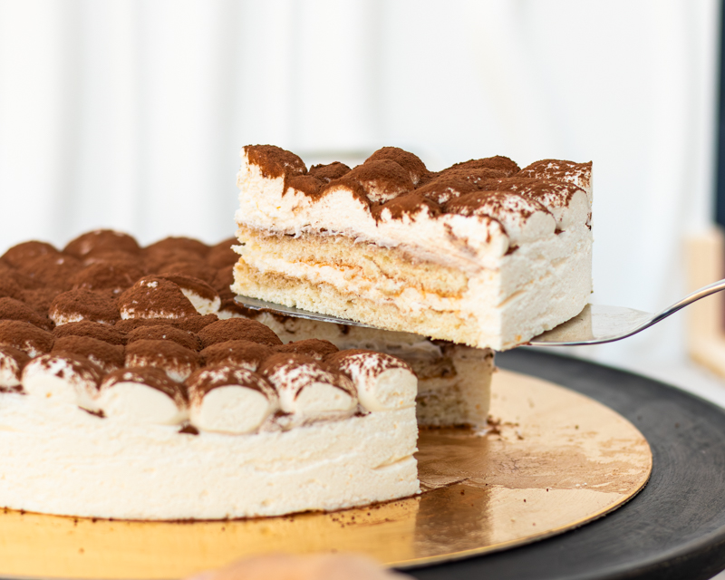 Découpe part tiramisu artisanal Maison Gisèle