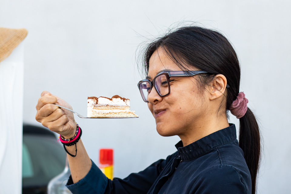 Titi qui sourit et mange une part de tiramisu